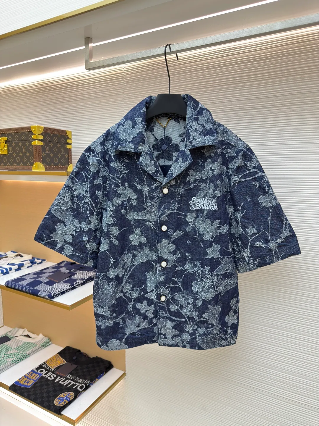LOUIS VUITTON floral embroidered letter short-sleeved shirt ●Authentic product: Purchased and developed for 9499 ●Item number: 1680178-B40 ●Fabric: denim fabric ●Technology: jacquard production ●Version: fitted version ●Weight: about 770 grams ●Size: S-M-L-XL ●Description: Made of customized cotton jacquard denim fabric, 100% cotton imported yarn, decorated with floral and surf pattern designs throughout, Monogram pattern is depicted on it, the jacquard is integrated with the fabric, and the placket is molded with customized pearlescent buttons with LV letter logo, truly 1:1 copy. The overall wiring is straight and delicate, the fabric is comfortable and soft, and the color is consistent without color difference. It can be matched with the same style to create a fashionable look and control various occasions. Customized accessories, complete with three standards, same style for men and women!